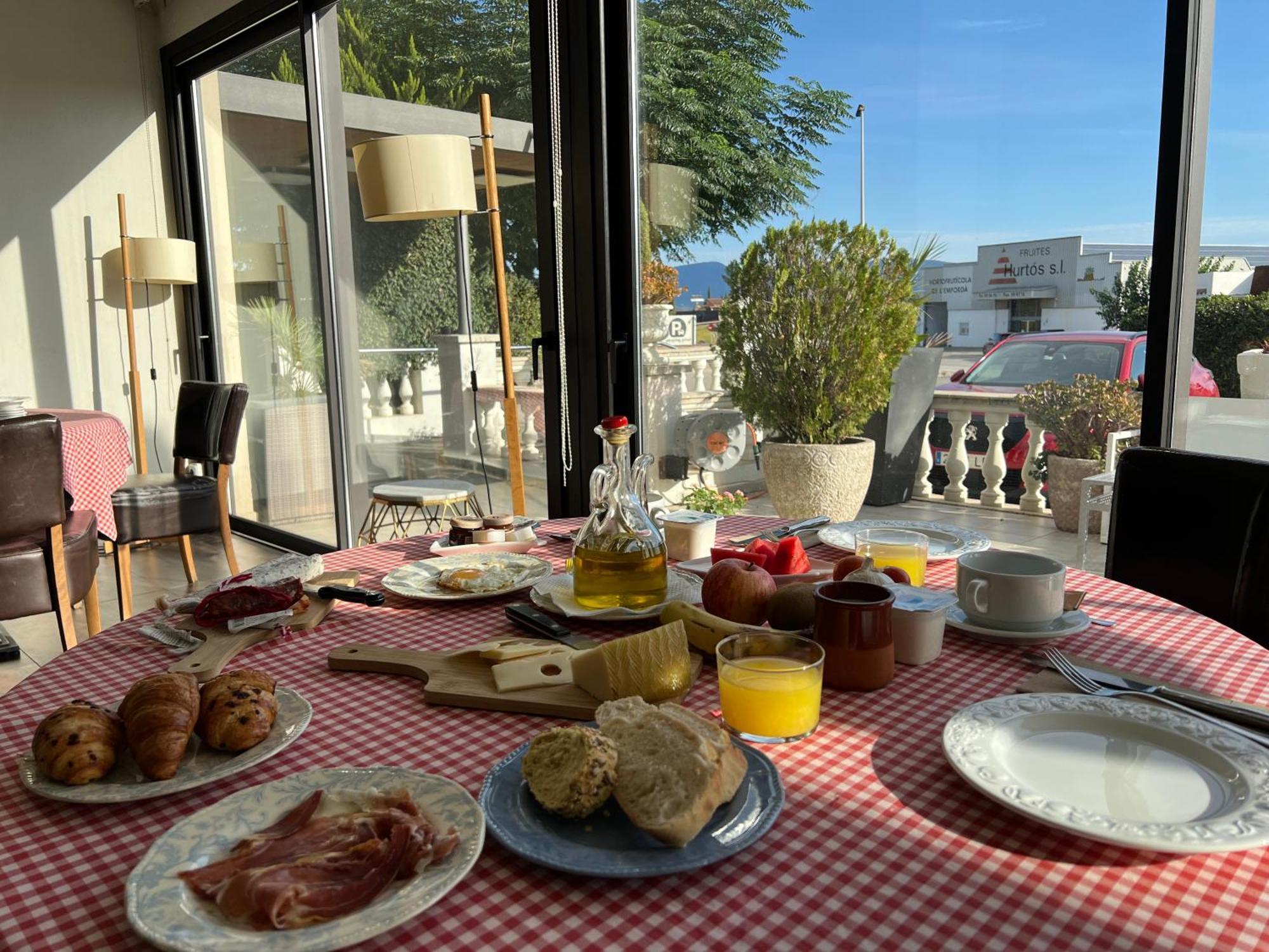 & Restaurant Figueres Parc 2* Els Hostalets (Girona)