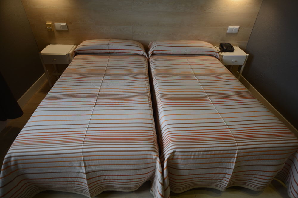 & Restaurant Figueres Parc 2* Els Hostalets (Girona)